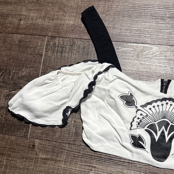 FARM Rio Black and White Off-Shoulder Top - Picture 2 of 9